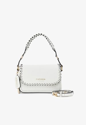Sac à main en cuir blanc avec des coutures noires, quincaillerie dorée, une poignée supérieure, une bandoulière détachable et un détail de logo à l'avant. Design compact avec une forme rectangulaire.