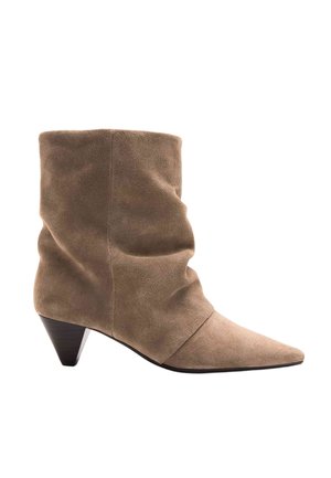 Brauner Wildleder-Stiefeletten mit leicht schlaffem Schaft, spitzer Spitze und niedrigem konischem Holzabsatz vor weißem Hintergrund.