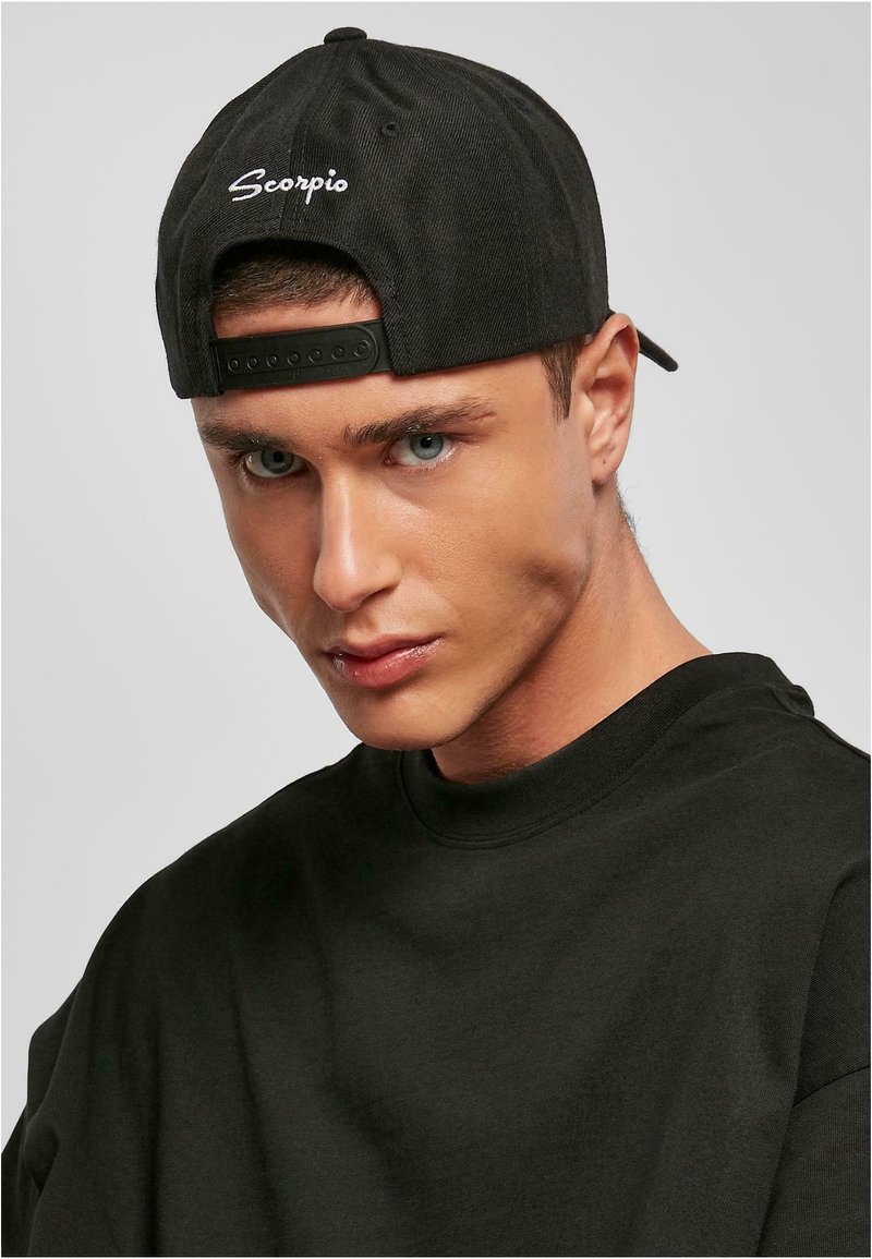 Herren Mützen | Mister Tee ZODIAC YP CLASSICS PREMIUM CURVED Cap scorpio/schwarz - PQ51366 Herren Mützen | Mister Tee ZODIAC YP CLASSICS PREMIUM CURVED Cap scorpio/schwarz - PQ51366