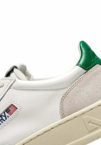 Sneaker in pelle bianca con accentuazione in pelle verde, pannello in suede grigio e suola in gomma beige. Presenta una patches con il logo e la bandiera americana.