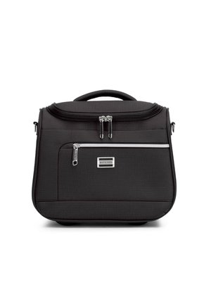 Sac à main noir texturé avec un sommet arrondi, des doubles zips et une poche zippée à l'avant. Il présente une plaque logo en argent et une anse supérieure.