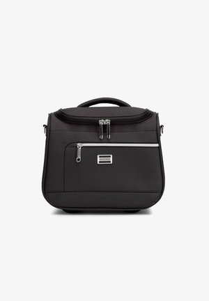 Schwarze strukturierte Handtasche mit gerundetem Oberteil, doppelten Reißverschlüssen und einer vorderen Reißverschlusstasche. Mit einem silbernen Logo-Plakette und einem Handgriff oben.