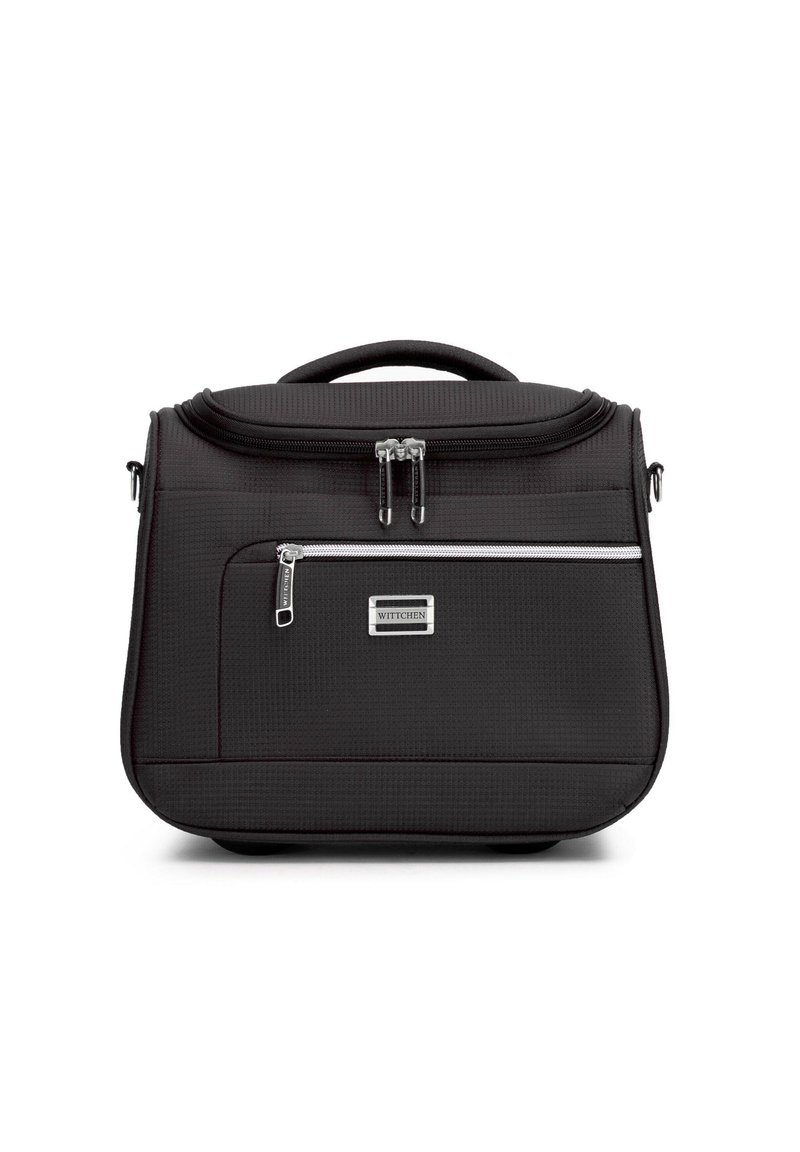 Zwarte handtas met een gestructureerd oppervlak, een ronde bovenkant, dubbele ritsen en een voorvak met rits. Bevat een zilveren logo plaat en een handvat aan de bovenkant.