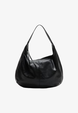 Svart läder hobo-väska med en avslappnad design, enkel axelrem och mjuk textur. Har dragkedjestängning och minimal sömdetaljering.