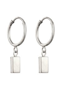 Sølvøreringe med små rektangulære sølvpendanter hængende fra hver hoop mod en hvid baggrund.