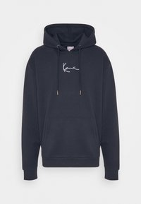 Marineblå hættetrøje lavet af blødt stof, med en kengurulomme, snoretræk og hvid logo-broderi på brystet.