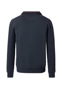 Marineblå strikket trøje med et struktureret mønster, lange ærmer, krave med rød accent og ribbede manchetter og kant.