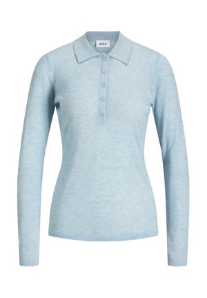 Lyseblå strikket polo med lange ærmer, fem knapper foran og en krave, vist på en ensfarvet hvid baggrund.