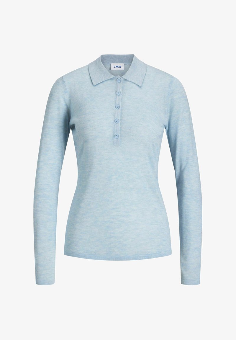 Polo en maille bleu clair à manches longues avec cinq boutons sur le devant et un col, présenté sur un fond blanc uni.