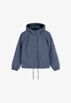 Granatowa kurtka wiatrówka z kapturem, z zapięciem na zamek błyskawiczny z przodu, dwoma bocznymi kieszeniami, elastycznymi mankietami i regulowanym sznurkiem u dołu.