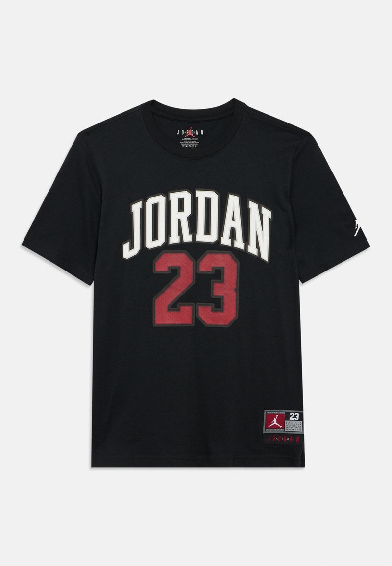 Čierne bavlnené tričko s nápisom "JORDAN" v bielej farbe a číslom "23" v červenej na prednej strane. Obsahuje logo štítok na spodnej ľavej strane. Krátke rukávy.