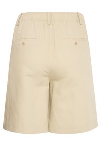 Shorts beige longueur genou avec une taille élastique, des passants de ceinture et deux poches arrière avec fermeture par bouton.
