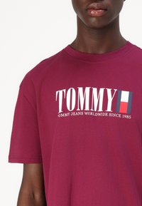 Tommy Jeans Μπλουζάκι με στάμπα - valley grape