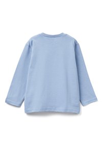 Jasnoniebieska bluza z długim rękawem, o okrągłym dekolcie, miękkiej teksturze i luźnym kroju. Prosty design, bez widocznych wzorów czy zdobień.