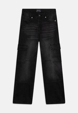 Pantalon cargo noir à jambe droite avec poches à rabat à l'avant et sur les côtés, détails de couture, fermeture par bouton et passants pour ceinture.