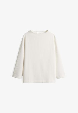 Weißes langärmliges Strickoberteil mit Struktur, rundem Hals und lockerer Passform, präsentiert vor einem einfachen weißen Hintergrund.