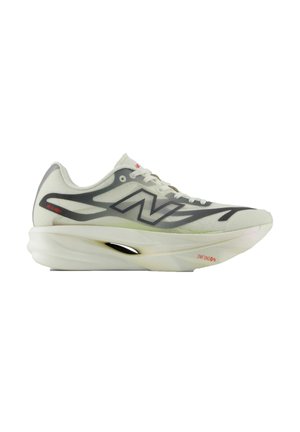 Witte en grijze atletische hardloopschoen met het "N"-logo, dikke dempende zool en ventilatiegaten aan de zijkant.