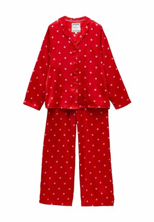 Rotes Satin-Pyjama-Set bestehend aus einem Button-Up-Oberteil mit Kragen und langen Ärmeln, kombiniert mit passenden Hosen. Beide sind mit pinken Pünktchen verziert.