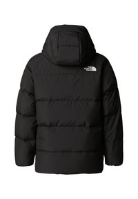Abrigo acolchado negro con capucha, con secciones acolchadas en horizontal y un pequeño logo en la parte superior izquierda de la espalda. Textura suave.