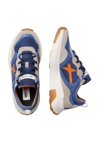 Baskets de sport bleu et gris avec des accents orange, comprenant un mélange de matériaux en daim et en textile, des semelles texturées et des lacets plats.