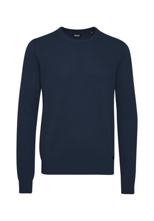 Marineblauwe gebreide trui met ronde hals, lange mouwen, een textuurpatroon en geribde manchetten en onderrand. Subtiel merkembleem aan de onderrand.