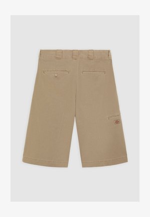 Pantalones cortos marrón claro con cintura plana, dos bolsillos traseros y un bolsillo lateral cargo. Hechos de una tela de algodón suave.
