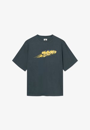 Sötétszürke rövid ujjú póló a mellkas közepén egy sárga stilizált "W" logóval és lángmintával.