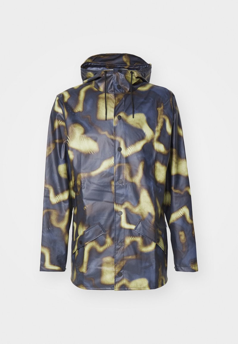 Chaqueta impermeable con un patrón abstracto en azul oscuro y amarillo. Cuenta con capucha, botones frontales y dos bolsillos delanteros. Textura lisa y brillante.