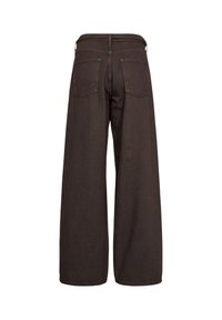 Jean en denim marron foncé à jambe large, vu de dos avec deux poches arrière et des passants de ceinture à la taille.