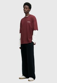 AllSaints UNDERGROUND CREW - Triko s potiskem - winehouse red