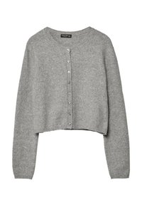 Šedý zkrácený kardigan vyrobený z měkké pleteniny. Má kulatý výstřih a osm stříbrných knoflíků vpředu. Dlouhé rukávy jsou přítomny.