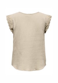 Top beige en tissu texturé, avec des manches en dentelle à bords festonnés et un ourlet arrondi. Design simple, adapté à un usage décontracté.