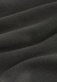 Melnas teksturētas audums ar maigu, matētu apdari un smalkām viļņveida līnijām, kas izceļ blīvu aušanu un nelielu spīdumu. Ideāli piemērots apģērbam vai mēbeļu pārvalkiem.