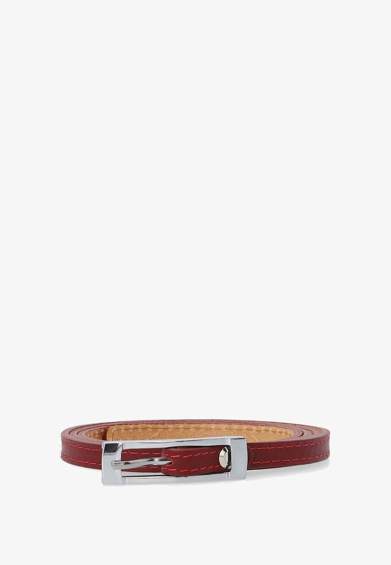 Rode leren riem met contrasterende stiksels en een glanzende zilveren metalen gesp. De riem is smal en plat, met een gladde textuur.