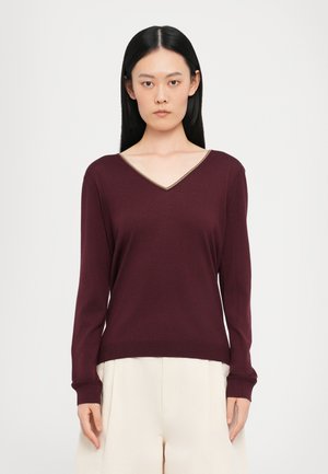 Maglione bordeaux a scollo a V in tessuto leggero, con maniche lunghe e rifiniture a contrasto lungo il collo. Texture liscia, stile aderente.