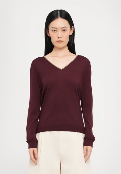 Jersey burdeos de cuello en V en tejido ligero, con mangas largas y un ribete contrastante en el escote. Textura suave, estilo ajustado.