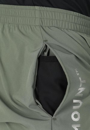 Lichtgroene sportshorts met een elastische tailleband, voorzien van een gaaszakopening en geprinte branding aan de zijkant.