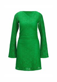Robe en dentelle verte avec de longues manches évasées. Présente un décolleté carrée et une silhouette ajustée. Motif floral texturé sur toute la surface du tissu.
