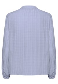 Blouse à manches longues bleu clair avec un motif à rayures subtil, encolure ronde et poignets froncés. Le tissu semble doux et légèrement texturé.