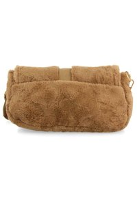 Rjava torba iz umetnega krzna z mehko teksturo, pravokotne oblike in s preklopnim dizajnom. Ima tkaninski trak in zlato kovinske poudarke.