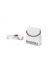 Weiße Papiertragetasche mit schwarzem Griff und "PANDORA"-Aufdruck. Zwei Schachteln: eine weiße, eine rosa, mit schwarzem Innenleben. Einfaches, minimalistisches Design.
