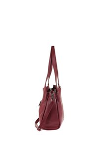 Borsa a spalla rossa in pelle con finitura texture, una tracolla regolabile, e dettagli in metallo argentato, dotata di chiusura con zip nella parte superiore.