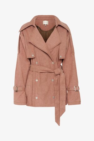 Trinchera rosa claro con cintura ceñida con cinturón, gran cuello, frente de doble botonadura y acentos de hardware plateado en los bolsillos y las mangas.