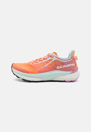 Scarpe da corsa Scarpa con una combinazione di colori arancione e menta, tomaia in rete, motivi testurizzati e una suola spessa e multicolore.