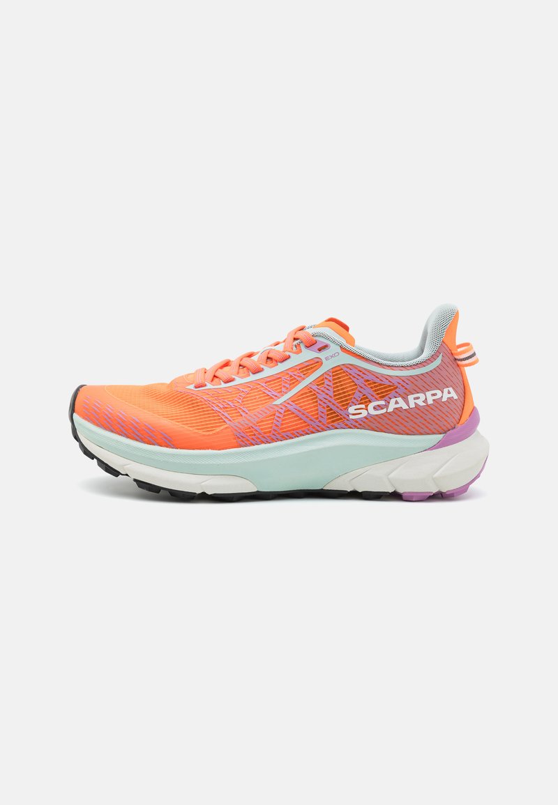 Scarpa hardloopschoenen met een oranje en mintkleurig kleurenschema, een bovenwerk van mesh, gestructureerde patronen en een dikke, meerkleurige zool.