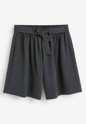 Shorts noirs amples avec taille élastique et ceinture en tissu nouée en nœud à l'avant, longueur mi-cuisse.