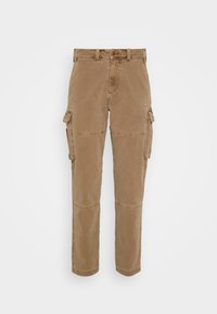 Khaki cargo-housut, jotka on valmistettu puuvillasekoitteesta, sisältävät sivutaskut, suoran lahkeensuunkin, vahvistetut polvet ja edessä napin sulkemisen.