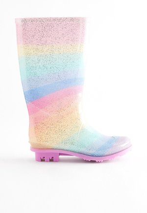 Botte de pluie haute avec paillettes et rayures arc-en-ciel pastel et une semelle rose, vue de côté sur fond blanc.