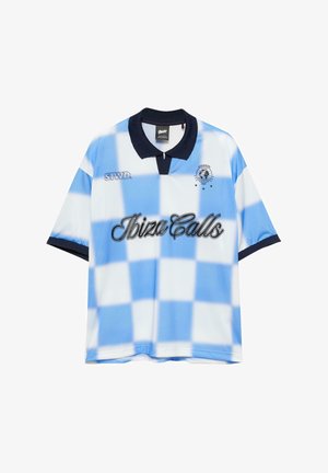 Korte mouwen geblokte shirt in licht en donkerblauw, met een zwarte kraag en de tekst "Ibiza Calls" in zwarte cursieve letters op de voorkant.