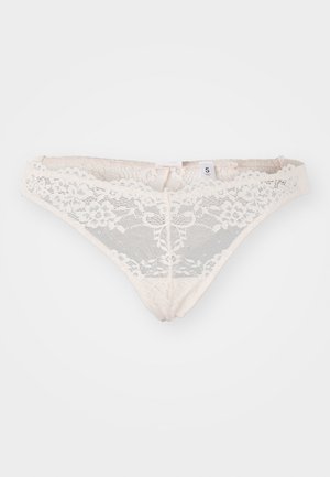 Lichte roze kanten string met bloemenpatronen, gegolfde kanten randen en een label met de tekst 'S.' Zacht, doorschijnend materiaal met een delicate uitstraling.